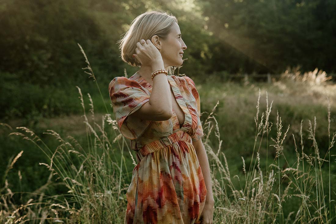 Trop souvent, les complexes nous empêche de vivre pleinement. Alors avec Isabelle, ma photographe partenaire, nous avions l’envie folle de libérer les femmes des diktats de notre société, de leur faire prendre conscience de leur beauté. Persuadées que c’est dans le lâcher prise que se cache votre véritable beauté, nous adorons plus que tout mettre en valeur votre corps, votre singularité et votre personnalité avec douceur et bienveillance.